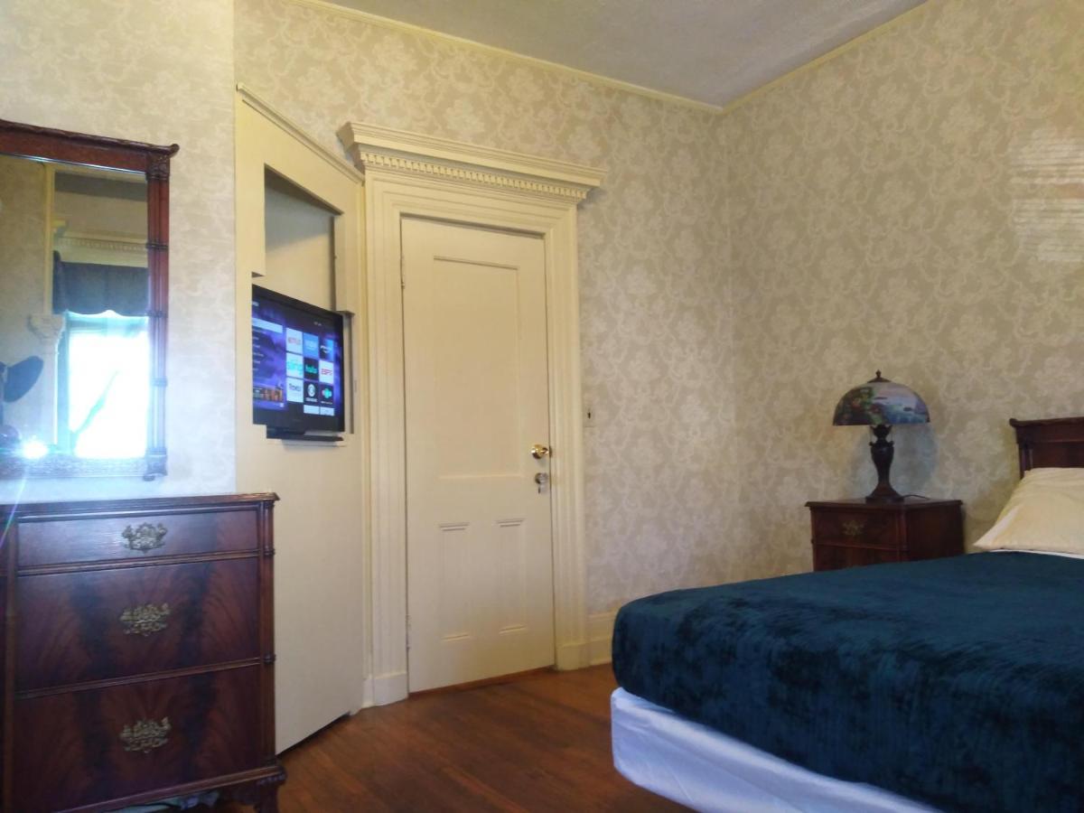 Mini Mansion Near Public Transportation Is The Yellow And House On The Corner Of 8th St And Madison Avenue Homestay *
