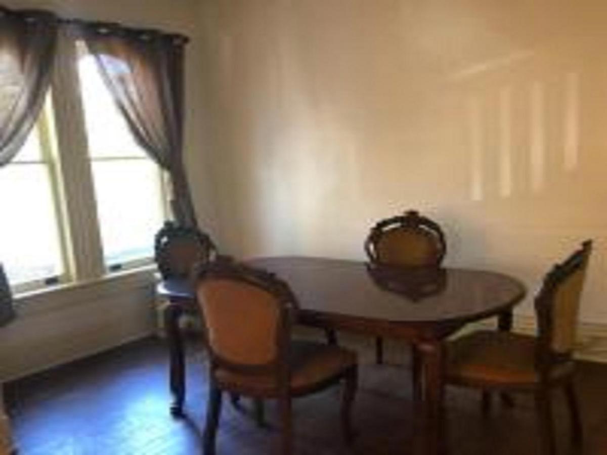Homestay Mini Mansion Near Public Transportation Is The Yellow And House On The Corner Of 8th St And Madison Avenue *