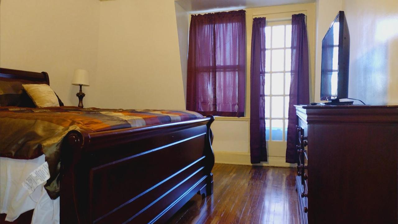 Mini Mansion Near Public Transportation Is The Yellow And House On The Corner Of 8th St And Madison Avenue Homestay
