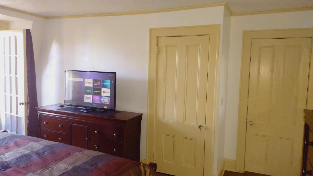 Mini Mansion Near Public Transportation Is The Yellow And House On The Corner Of 8th St And Madison Avenue Homestay *