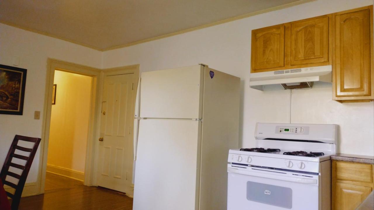 Mini Mansion Near Public Transportation Is The Yellow And House On The Corner Of 8th St And Madison Avenue Homestay *