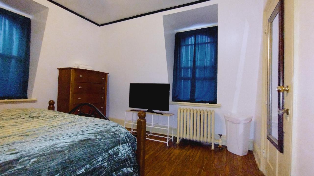 Homestay Mini Mansion Near Public Transportation Is The Yellow And House On The Corner Of 8th St And Madison Avenue *