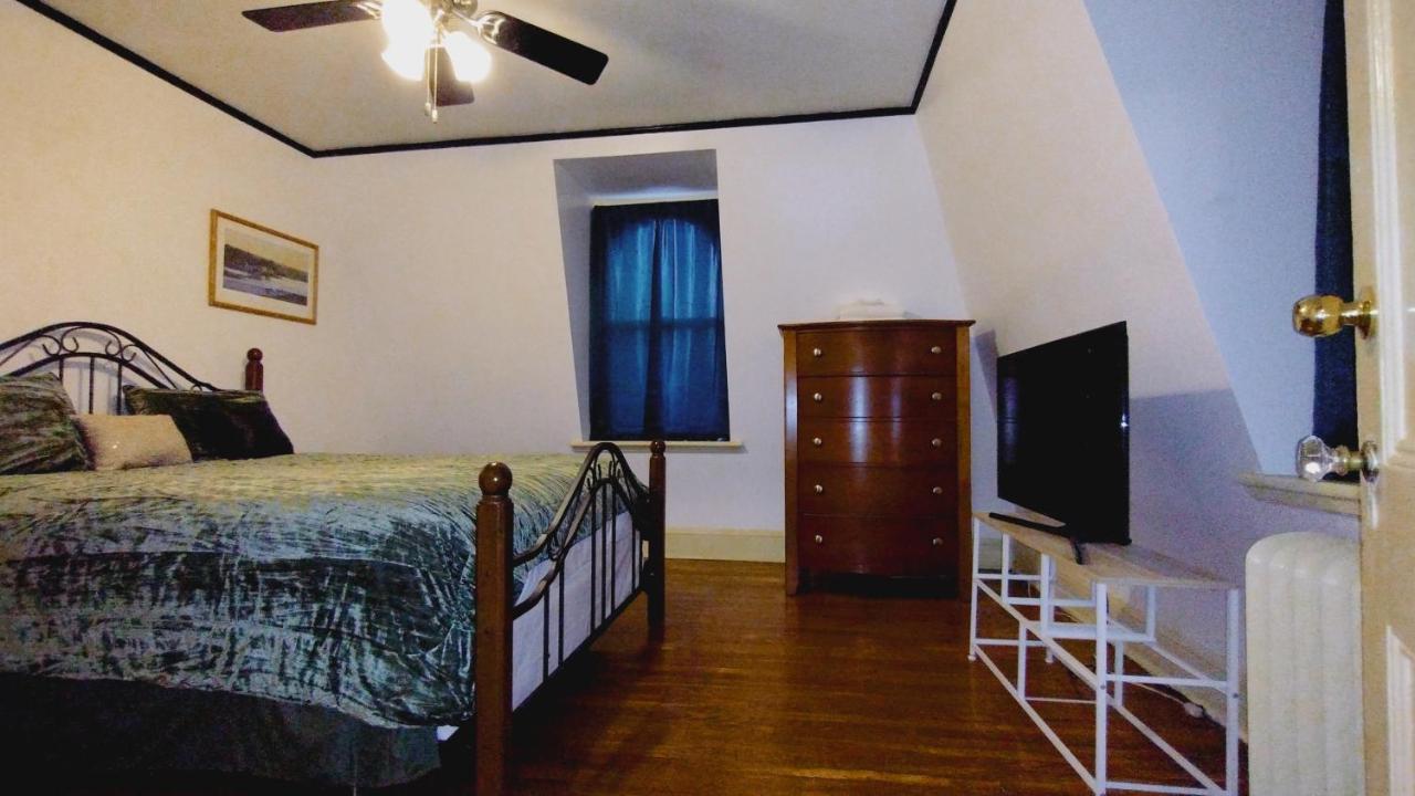 Homestay Mini Mansion Near Public Transportation Is The Yellow And House On The Corner Of 8th St And Madison Avenue *