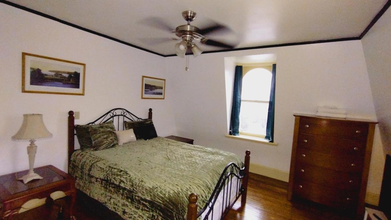 Homestay Mini Mansion Near Public Transportation Is The Yellow And House On The Corner Of 8th St And Madison Avenue *