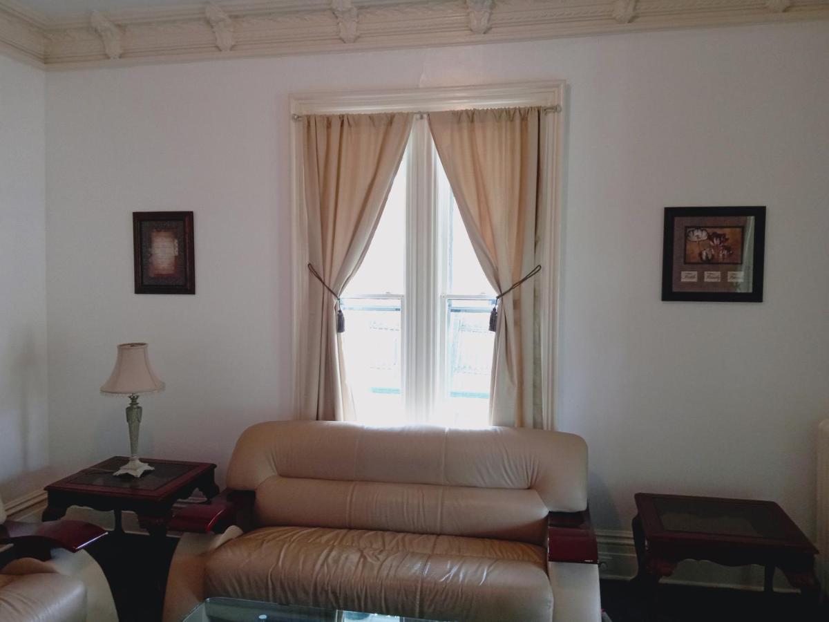 Mini Mansion Near Public Transportation Is The Yellow And House On The Corner Of 8th St And Madison Avenue Homestay *