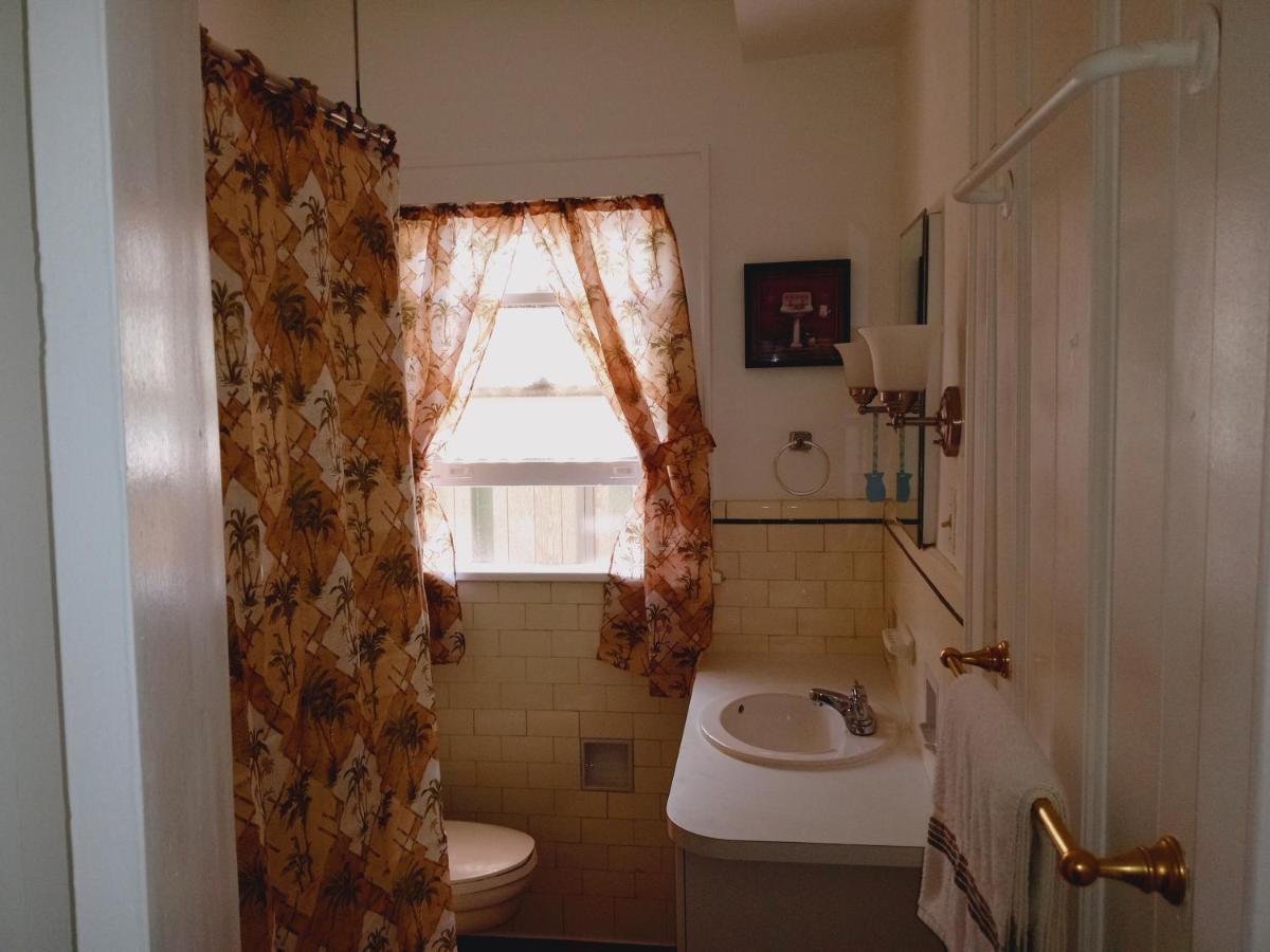 Mini Mansion Near Public Transportation Is The Yellow And House On The Corner Of 8th St And Madison Avenue Homestay