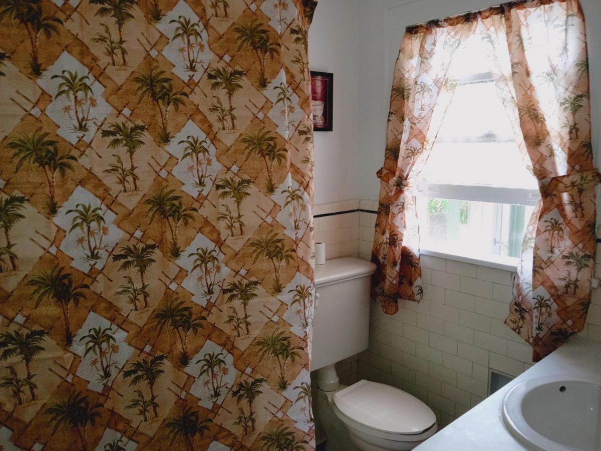 Homestay Mini Mansion Near Public Transportation Is The Yellow And House On The Corner Of 8th St And Madison Avenue *