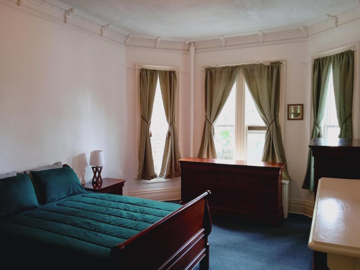 Mini Mansion Near Public Transportation Is The Yellow And House On The Corner Of 8th St And Madison Avenue Homestay *