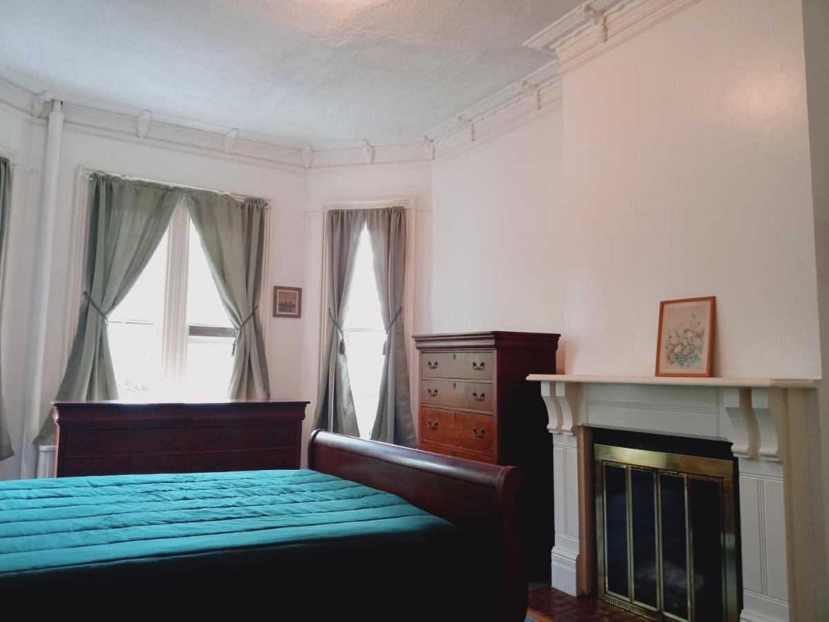 Mini Mansion Near Public Transportation Is The Yellow And House On The Corner Of 8th St And Madison Avenue Homestay *